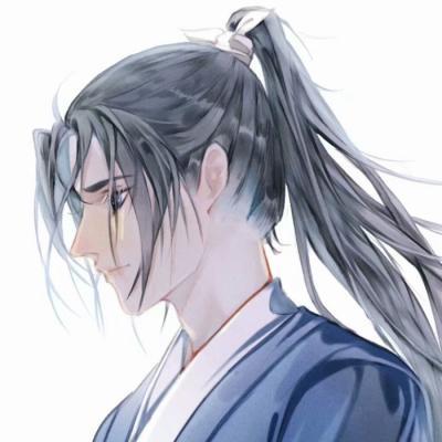美一边画饼一边扇脸